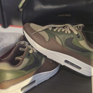 Nike Air Max Essential PRM-kakhi And Green! Barely Worn-Mens Size 9.5-